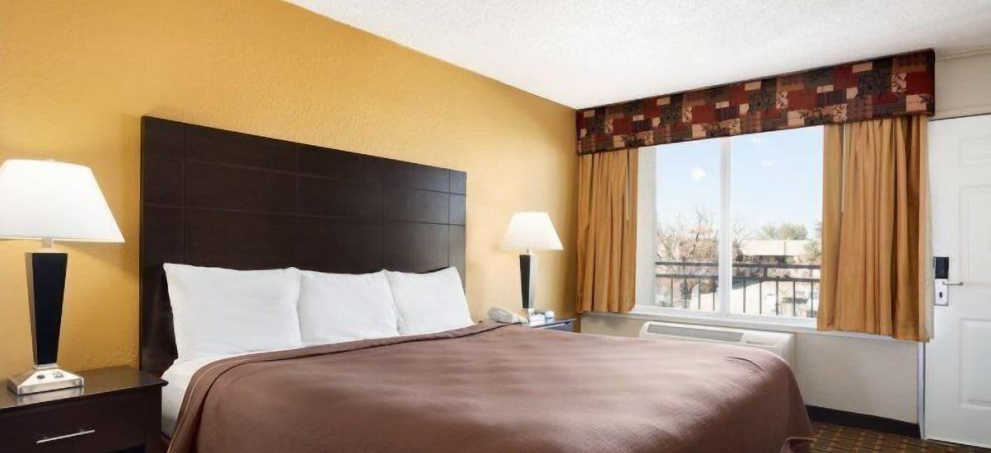 Knights Inn Midland Bagian luar foto
