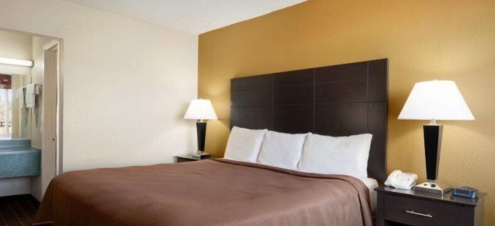 Knights Inn Midland Bagian luar foto
