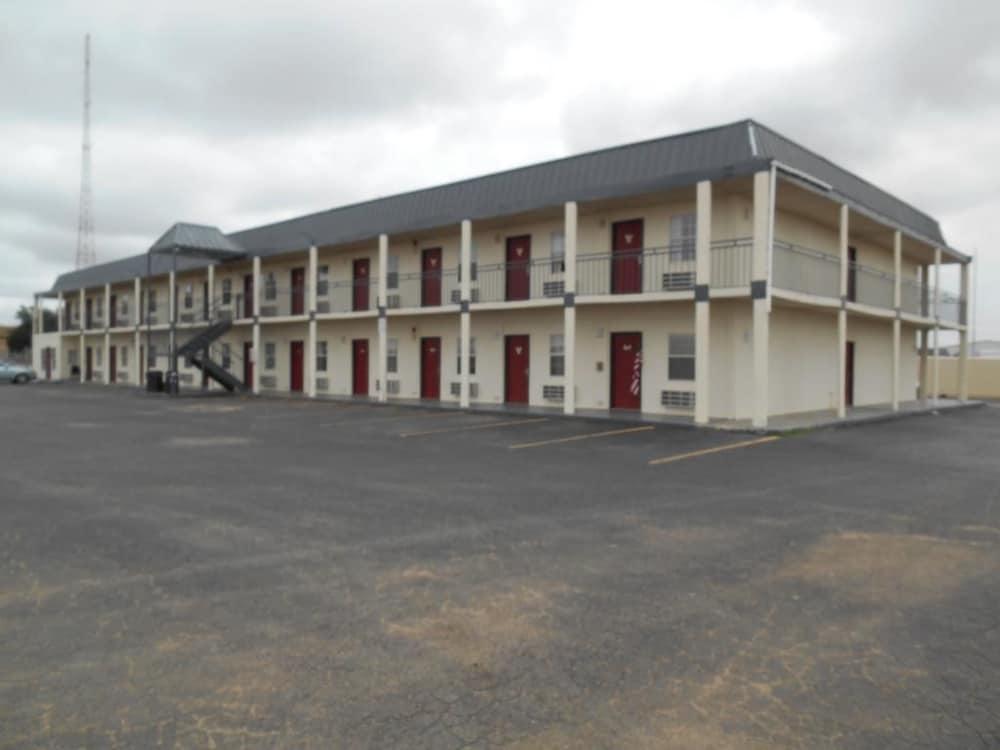 Knights Inn Midland Bagian luar foto