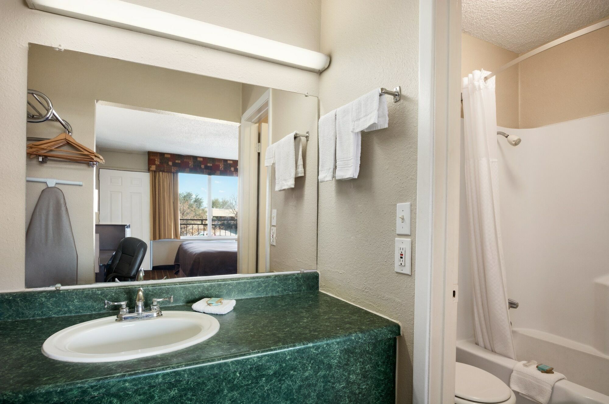 Knights Inn Midland Bagian luar foto